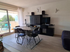 Appartement Ensoleillé avec Terrasse et Parking au Centre de Meschers, Proche Plages et Commerces - FR-1-550-38